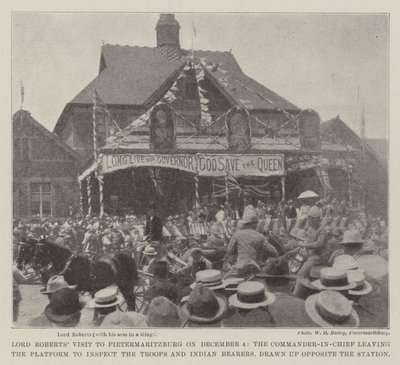 Lord Roberts Besuch in Pietermaritzburg am 4. Dezember, der Oberbefehlshaber verlässt die Plattform, um die Truppen und indischen Träger zu inspizieren, die gegenüber dem Bahnhof aufgestellt sind von English Photographer