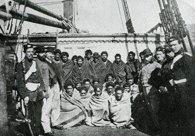 Maori-Gefangene an Bord eines Gefängnisschiffs im Wellington Harbour, 1866 von English Photographer