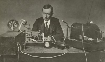 Marconi mit einem frühen drahtlosen Apparat von English Photographer