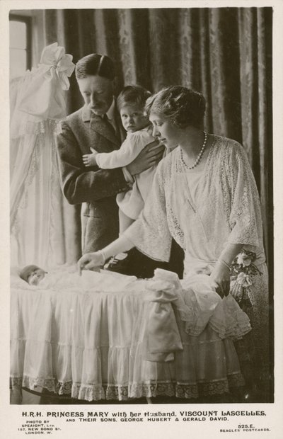 Mary, Prinzessin Royal, und ihr Ehemann, Viscount Lascelles, mit ihren Söhnen George und Gerald von English Photographer