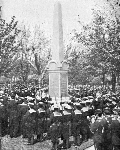 Denkmal zum Gedenken an die Offiziere und Männer der H.M.S Powerful, Illustration aus The King, 25. Mai 1901 von English Photographer