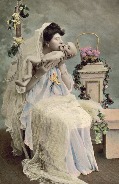 Mutter küsst Baby (farbiges Foto) von English Photographer