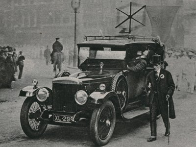 Auto mit Radioempfangsgerät und einer Rahmenantenne auf dem Dach des Autos von English Photographer