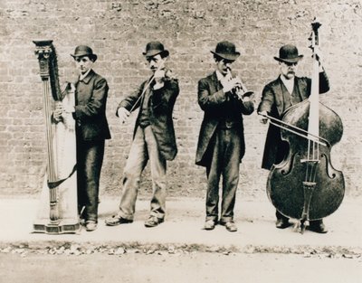 Musiker in Greenwich im Jahr 1884 von English Photographer
