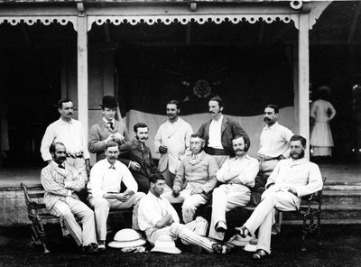 Old Harrovian Cricket 11 in Indien, 1878 von English Photographer