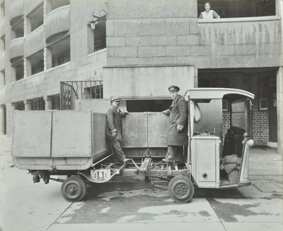 Ossulston Estate: Müllmänner leeren Container am Ende des Müllschachts von English Photographer