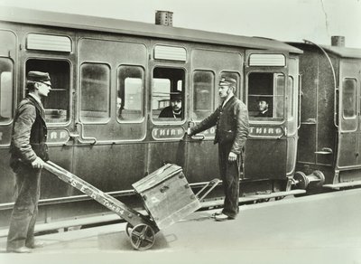 Bahnsteigträger an einem Bahnhof, 1885 von English Photographer