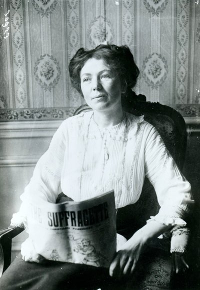 Porträt von Christabel Pankhurst, die eine Ausgabe von The Suffragette liest, ca. 1905 von English Photographer