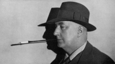 Porträt von Edgar Wallace, mit Hut und Zigarette im Halter von English Photographer