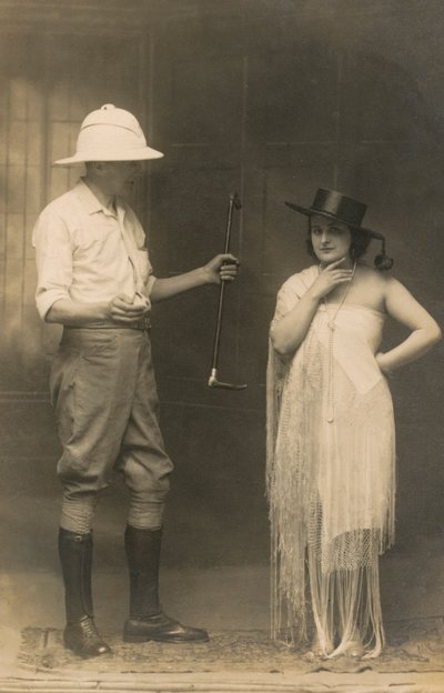 Porträt eines Mannes in Reitkleidung und einer Frau mit Hut und Kleid von English Photographer