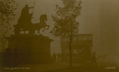 Postkarte mit einem Bild von London im Smog von English Photographer