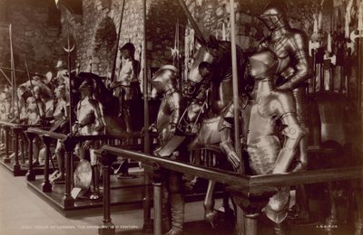 Postkarte mit einem Bild der Rüstkammer im Tower of London von English Photographer