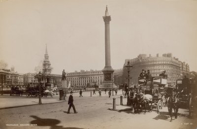 Postkarte mit einem Bild des Trafalgar Square von English Photographer