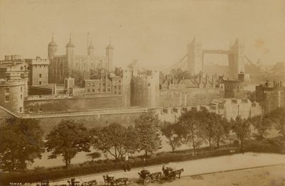 Postkarte mit einem Bild des Tower of London von English Photographer