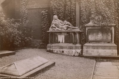 Postkarte mit dem Grab von Oliver Goldsmith im Inner Temple von English Photographer