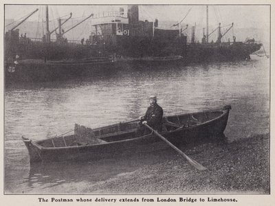 Postbote, dessen Zustellgebiet von der London Bridge bis Limehouse in einem Boot auf der Themse, London, reicht von English Photographer