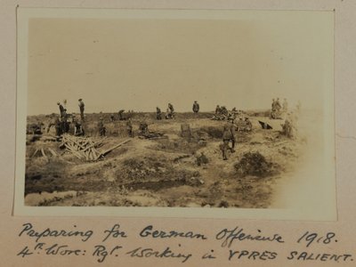 Vorbereitung auf die deutsche Offensive 1918. 4. Worc: Rgt. arbeitet im YPRES-Bogen von English Photographer