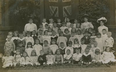 Schüler sitzen in einer Gruppe und posieren für ein Porträt von English Photographer