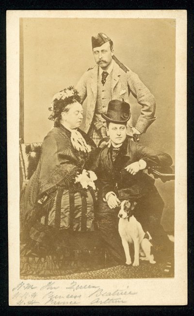 Königin Victoria, Prinzessin Beatrice und Prinz Arthur von English Photographer