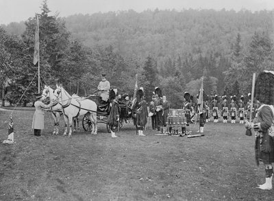 Königin Victoria überreicht den Cameron Highlanders die Farben, 1873 von English Photographer