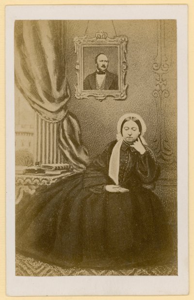 Königin Victoria als Witwe mit einem Porträt des Prinzgemahls hinter ihr von English Photographer