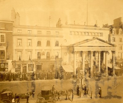 Schlange stehen am Haymarket im Jahr 1895 für die Premiere von Trilby mit Tree von English Photographer