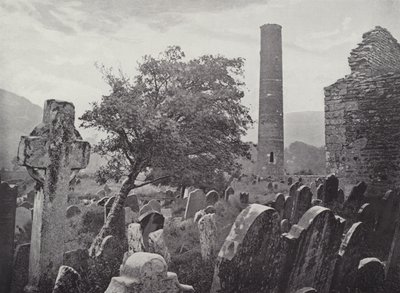 Rundturm, St Kevins Kreuz und Küche, Glendalough von English Photographer
