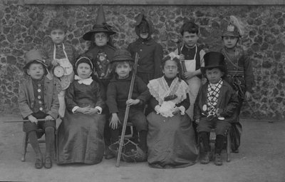 Schulkinder, Norfolk, in Kostümen, frühes 20. Jahrhundert von English Photographer