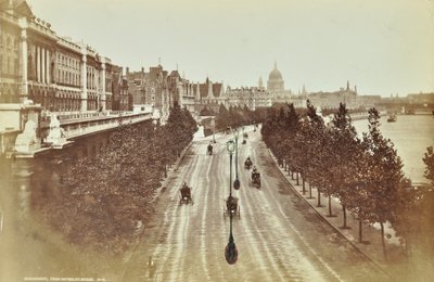 Somerset House, Victoria Embankment, Westminster LB: Blick nach Norden von Waterloo Bridge, 1895 von English Photographer