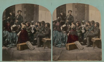Stereoskopisches Bild eines Lehrers, der an eine Tafel schreibt von English Photographer