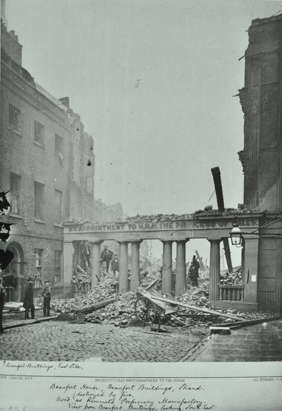 Strand, Westminster LB: Beaufort Buildings, Brandschaden, 1890 von English Photographer