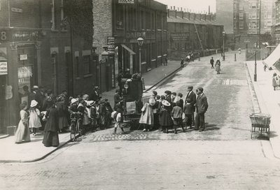 Straßenunterhalter auf der Weimarstraße, abseits der High Street, Putney von English Photographer