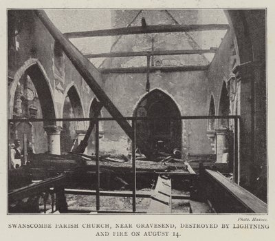Die Pfarrkirche von Swanscombe, nahe Gravesend, durch Blitz und Feuer am 14. August zerstört von English Photographer