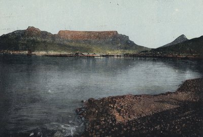 Tafelberg, Löwenkopf und Teufelsspitze, von der Tafelbucht aus von English Photographer