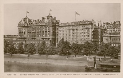 Thames-Ufer Hotel Cecil und Savoy von der Waterloo Bridge, London von English Photographer