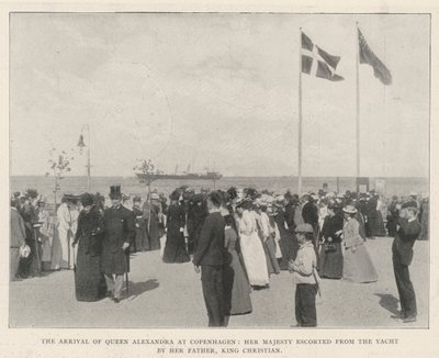 Die Ankunft von Königin Alexandra in Kopenhagen, Ihre Majestät wird von ihrem Vater, König Christian, vom Yacht begleitet von English Photographer