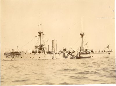 Die "Chih Yuan" vor Anker an der Südküste bei Hove, Lokaler Fischkutter daneben, ca. 1886 von English Photographer