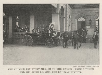 Die chinesische Sühne-Mission zum Kaiser, Prinz Tchun und sein Gefolge verlassen den Bahnhof von English Photographer