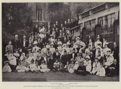 Die verwitwete Herzogin von Abercorn, an ihrem zweiundachtzigsten Geburtstag mit ihren 101 Kindern, Enkeln und Urenkeln von English Photographer