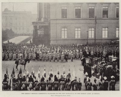 Der deutsche Kaiser überreicht Standarten an die neuen Bataillone der deutschen Armee in Berlin von English Photographer