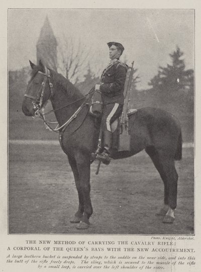 Die neue Methode, das Kavalleriegewehr zu tragen, ein Korporal der Queens Bays mit der neuen Ausrüstung von English Photographer