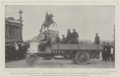 Die neue Macht und der alte Potentat, Benzinmotor im Einsatz in der russischen Armee, vorbei an der Statue von Peter dem Großen von English Photographer