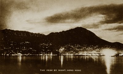 Der Peak bei Nacht, Hongkong, aus einem Album mit Fotografien zum Dienst von Pte H. Chick, 1940 von English Photographer