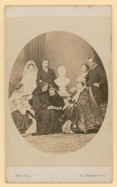 Der Prinz von Wales, der zukünftige König Edward VII., mit seiner neuen Frau in einer königlichen Gruppe, einschließlich Königin Victoria von English Photographer