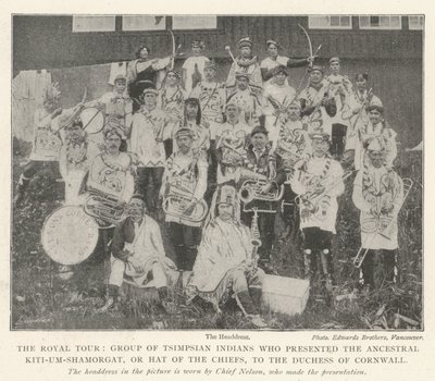 Die königliche Reise, Gruppe von Tsimpsian-Indianern, die der Herzogin von Cornwall den Ahnenhut Kiti-um-Shamorgat der Häuptlinge überreichten von English Photographer