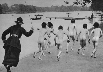 Die unfreundliche Schäferin, Eine Szene am Rand des Serpentine in Hyde Park, London von English Photographer
