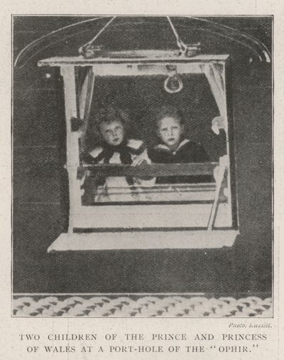 Zwei Kinder des Prinzen und der Prinzessin von Wales an einem Bullauge der Ophir von English Photographer