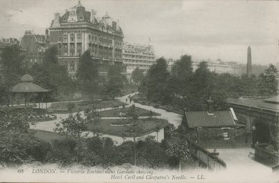Victoria Embankment Gardens, mit Hotel Cecil und Cleopatras Nadel, London von English Photographer