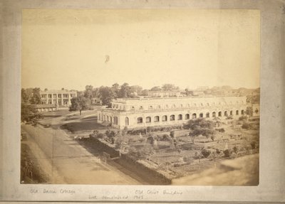 Ansicht des alten Dhaka College und des alten Gerichtsgebäudes, c.1875 von English Photographer