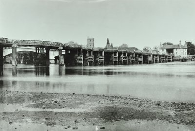 Ansicht der alten und neuen Putney Bridges mit Oasthaus und All Saints Church im Hintergrund, 1885 von English Photographer